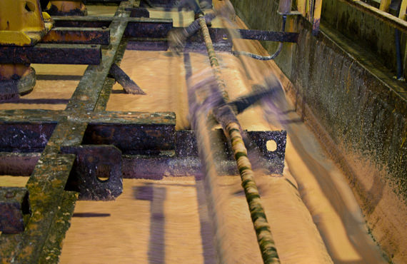 Des réactifs sont ajoutés aux circuits de flottaison.  Des réactifs sont ajoutés aux circuits de flottaison.