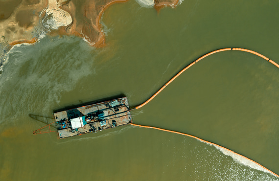 Au sein de certaines usines de traitement du minerai, les particules fines de produit sont dissoutes dans une saumure chaude pour en extraire les impuretés.  Au sein de certaines usines de traitement du minerai, les particules fines de produit sont dissoutes dans une saumure chaude pour en extraire les impuretés.